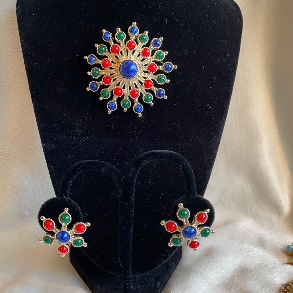 Sarah Coventry large round abstract flower brooch 2 1/2” with clip on earrings